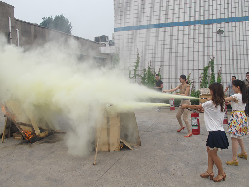 人人參與消防-共創(chuàng)平安和諧-益和熱力公司開展消防、逃生演練