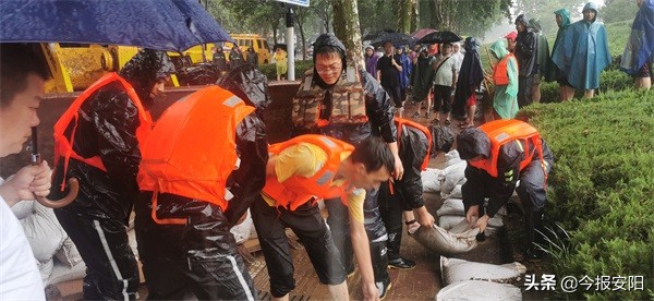 安陽(yáng)益和熱力集團(tuán)30人搶險(xiǎn)隊(duì)逆流而上，奮戰(zhàn)在抗洪一線(xiàn)